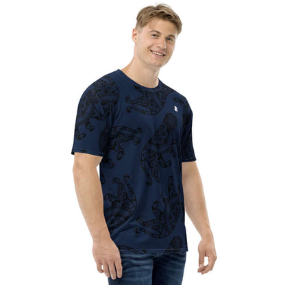 Man wearing Herren-T-Shirt N°4 in navy blue with a comfortable fit and pattern design, made from premium four-way stretch jersey.