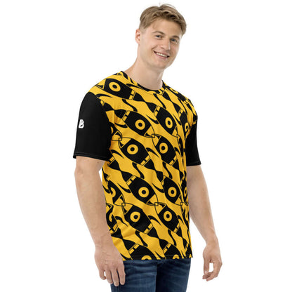 Herren-T-Shirt N°15 in yellow and black pattern, premium knit jersey with four-way stretch, worn by smiling man