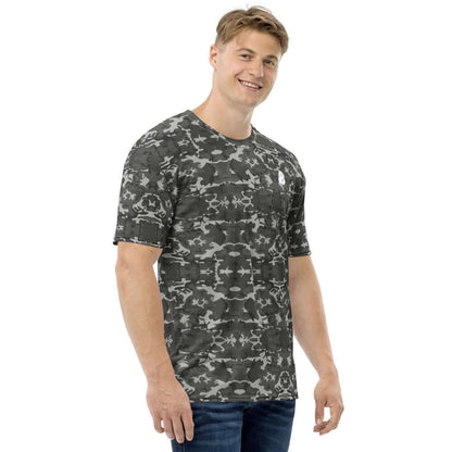 Herren-T-Shirt N°17 in Grautönen, komfortabel, langlebig, aus Baumwoll-Polyester-Jersey. Modell trägt ein stilvolles Freizeitoutfit.