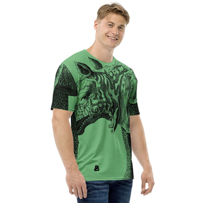 Alt Tag: Herren-T-Shirt N°20 in Grün mit schwarzem Grafikdruck, getragen von einem Mann in Jeans, Baumwoll-Polyester-Material
