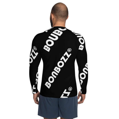 Man wearing black Herren-Rash-Guard N°10 with white text design for protection from sun and wind during sports activities.