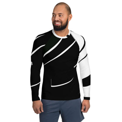 Man wearing Herren-Rash-Guard N°3, black and white long-sleeve, ideal for sun protection and sports. Polyester and elastane blend.