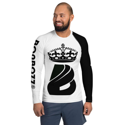 Mann trägt Herren-Rash-Guard N°4 mit Krone-Design in Weiß und Schwarz