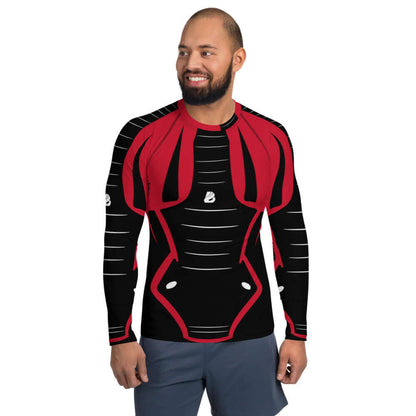 Mann trägt Herren-Rash-Guard N°9 langärmelig in Rot und Schwarz für Schutz und Komfort beim Sport