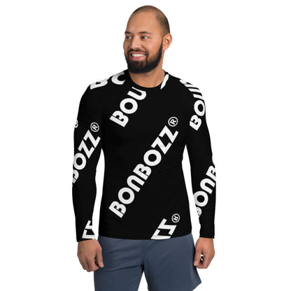Man wearing Herren-Rash-Guard N°10 with ergonomic seams, protecting against sunburn and weather during sports activities.