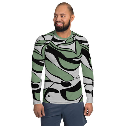 Herren-Rash-Guard N°11 in abstract green and black pattern worn by model, offering UV protection and comfort with ergonomic flat seams.