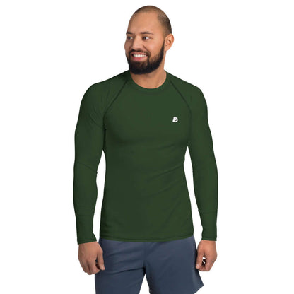 Mann in einem grünen Herren-Rash-Guard N°17, langärmlig und eng anliegend, idealer Schutz beim Sport, Polyester-Elastan-Mischung.