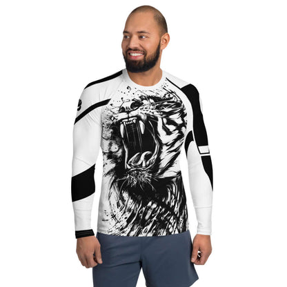 Herren-Rash-Guard N°24, long-sleeved, featuring a roaring tiger print, worn by a male model, designed for sun and wind protection.