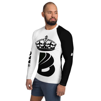 Man wearing Herren-Rash-Guard N°4 with black and white crown design