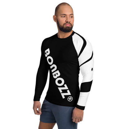 Herren-Rash-Guard N°5 in black and white with long sleeves, ergonomic seams, and logo. Ideal for sun protection while surfing and sports.
