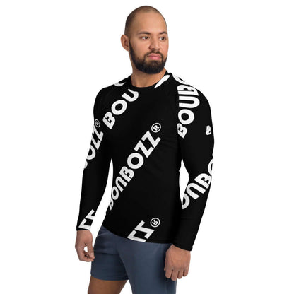 Man wearing Herren-Rash-Guard N°10, black and white design, long sleeves, perfect for sun and weather protection during sports.