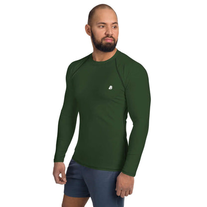 Mann trägt Herren-Rash-Guard N°17 in Dunkelgrün, langärmlig, idealer Schutz vor Sonne und Wetter, Seitensicht.