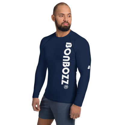 Man wearing Herren-Rash-Guard N°18 navy blue long sleeve with ergonomic seams, ideal for sun and wind protection during sports activities.