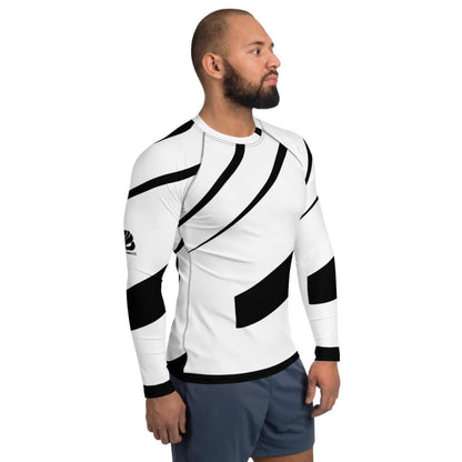 Herren-Rash-Guard N°0 in white with black geometric design worn by model, long sleeves, stretchy fabric, protective sportswear.