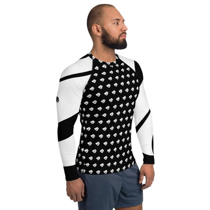 Man wearing Herren-Rash-Guard N°7, black and white design, long-sleeve, with ergonomic seams for outdoor sports protection.