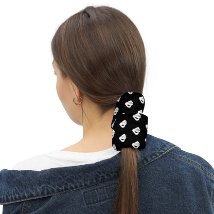 Woman wearing Multifunktionstuch N°0 as a hair accessory, showcasing its versatility and stylish black design.