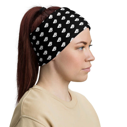 Model wearing Multifunktionstuch N°0 as a headband, black with pattern, showcasing its versatility as a stylish accessory.