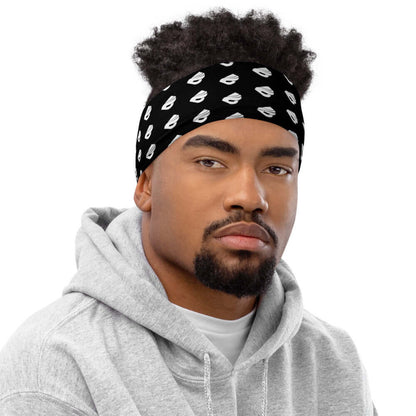 Man wearing Multifunktionstuch N°0 as a headband, featuring black and white design, paired with a gray hoodie.