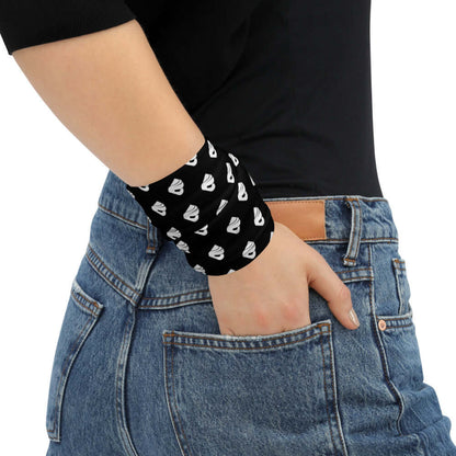 Person wearing Multifunktionstuch N°0 as an armband, showcasing its versatility and style.