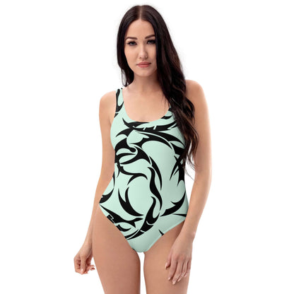 Frau trägt Einteiliger Badeanzug N°14 mit schmeichelhaftem Design, ideal für Strand oder Pool. Chlorbeständiger Stoff in elegantem Stil.