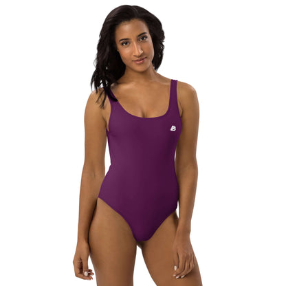 Einteiliger Badeanzug N°17, aubergine, schmeichelhafte Passform, chlorbeständig, ideales Design für Strand und Pool.