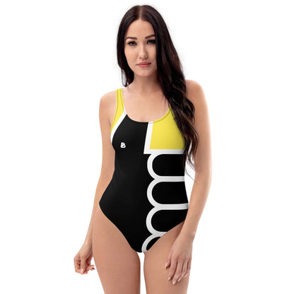 Frau trägt Einteiliger Badeanzug N°19, betont Figur, ideal für Strand oder Pool.