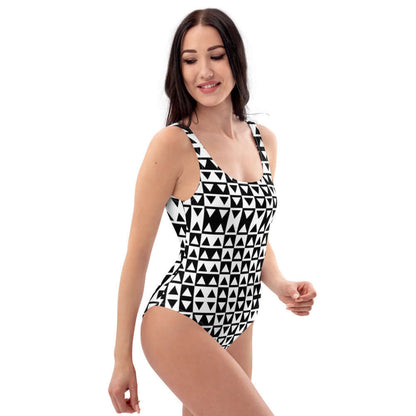 Frau trägt Einteiliger Badeanzug N°4 mit schwarz-weißem geometrischem Muster, ideal für Pool und Strand.