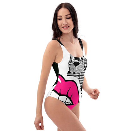 Frau trägt Einteiliger Badeanzug N°6 am Strand, zeigt modernes Design mit einzigartigen Grafiken.