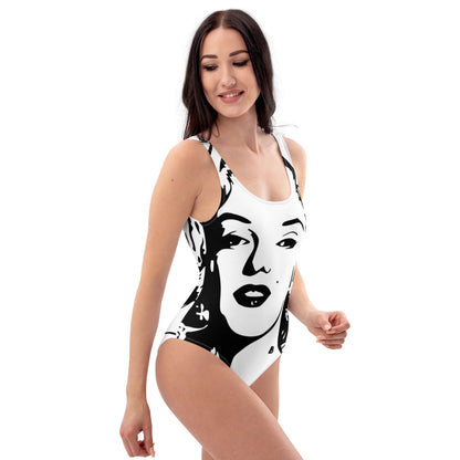 Frau trägt Einteiliger Badeanzug N°12 mit auffälligem schwarz-weißem Print-Design, perfekt für Strand oder Pool.