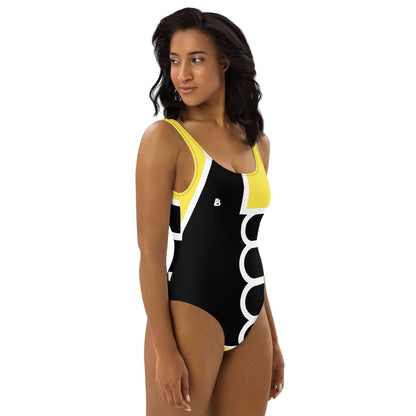 Model in Einteiliger Badeanzug N°19 with bold yellow and black design, ideal for pool or sea.