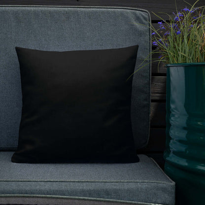 Premium-Kissen N°0 auf einem Sofa, luxuriöses schwarzes Kissen für stilvolles Zuhause
