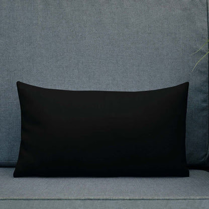 Premium-Kissen N°0 in elegantem Schwarz auf einem Sofa, mit formbeständigem Einsatz und leisem Luxus für stilvolle Wohnräume.