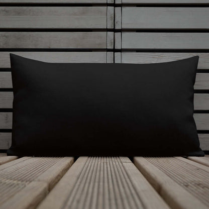 Premium-Kissen N°0 in elegantem Schwarz auf Holzterrasse, luxuriös und formstabil für stilvolle Wohnräume.