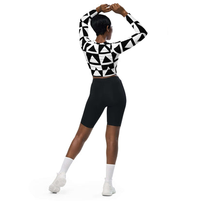 Recyceltes Langarm Crop Top mit Allover-Druck N°2 worn by model, showcasing sustainable fashion with geometric patterns.
