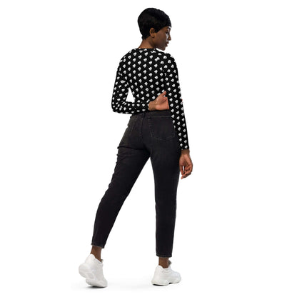 Model wearing Recyceltes Langarm Crop Top mit Allover-Druck N°0, showcasing sustainable fashion in black and white pattern.