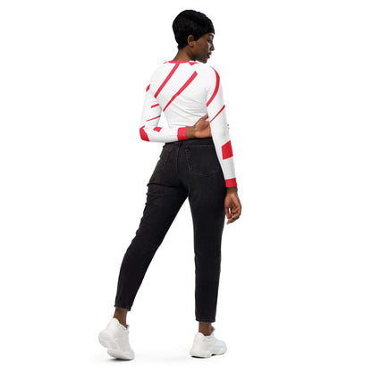 Model wearing Recyceltes Langarm Crop Top mit Allover-Druck N°1 in red and white, showcasing back design and fit.