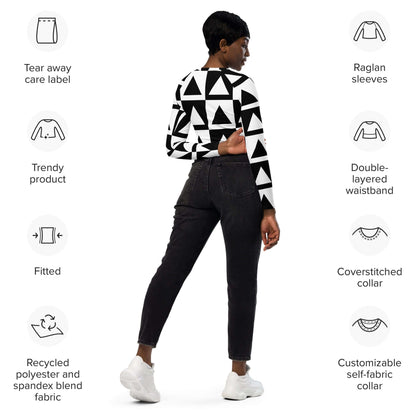 Rear view of model wearing Recyceltes Langarm Crop Top mit Allover-Druck N°2 with icons highlighting features like tear away care label and raglan sleeves.