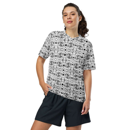 Person wearing Recyceltes Unisex-Trikot N°0 with patterned design and black shorts, showcasing recycled polyester fabric.