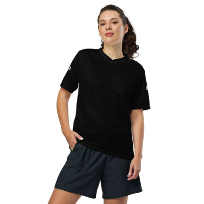 Person wearing Recyceltes Unisex-Trikot N°1, black breathable sports shirt, V-neck design, made from 100% recycled polyester.