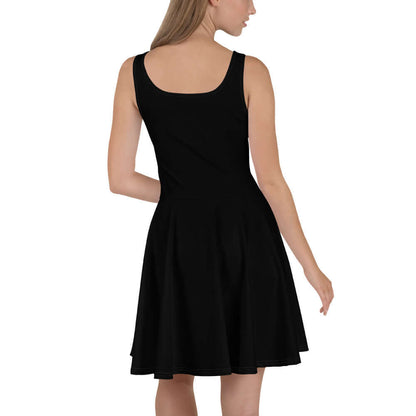 Woman wearing Skater-Kleid N°0, sleeveless black dress with flared skirt and elastic waist, showcasing elegant design.