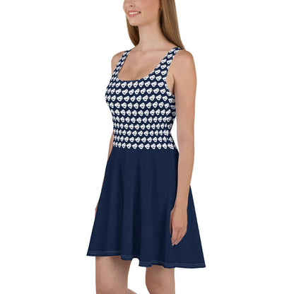 Woman wearing Skater-Kleid N°3 with sleeveless design and flared skirt, showcasing elegant twist and vibrant pattern.