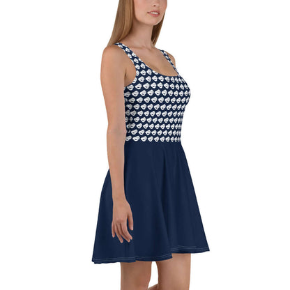 Frau trägt Skater-Kleid N°3 mit ausgestelltem Rock und ärmellosem Design in blauem Muster.