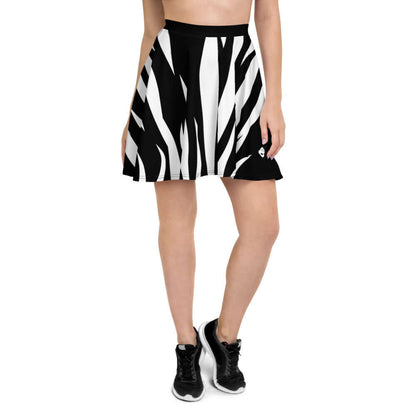 Model wearing Skater-Rock N°2 in black and white pattern, highlighting the soft fabric and flattering silhouette with elastic waistband.
