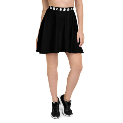 Model wearing Skater-Rock N°7, a black flared skirt with elastic waistband, showcasing its flattering silhouette and comfortable fit.