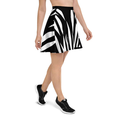 Model wearing Skater-Rock N°2 with black and white design, showcasing flattering silhouette and comfortable fit.