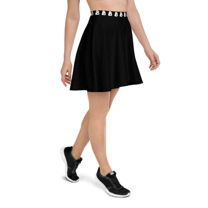 Model wearing Skater-Rock N°7, a black soft fabric skirt with an elastic waistband, showcasing a flattering silhouette.
