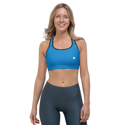 Sport-BH N°7 in Blau mit stützenden Schulterträgern, perfekt für leichte bis mittelmäßige Workouts, getragen von Frau in Yogahose.