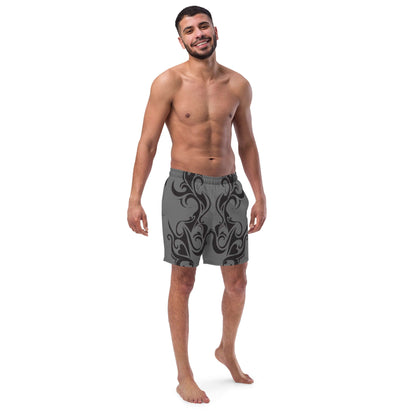Mann trägt Herren-Badehosen N°0, atmungsaktive und schnell trocknende Badehose mit Taschen und seidigem Innenfutter, ideal für Sommer.