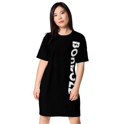 Woman wearing black T-Shirt-Kleid N°0 with bold white lettering, showcasing the versatile and stylish oversized fashion piece.