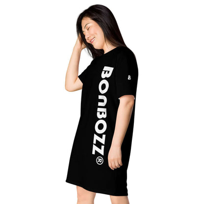 Woman wearing black T-Shirt-Kleid N°0 with bold typography, showcasing oversized fit and versatile style.
